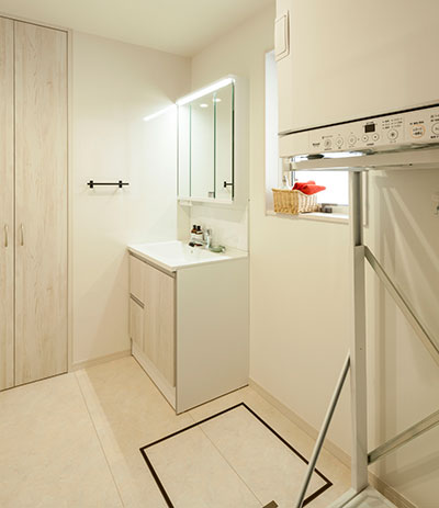 天井や、床に壁、洗面台も白で統一された洗面脱衣室