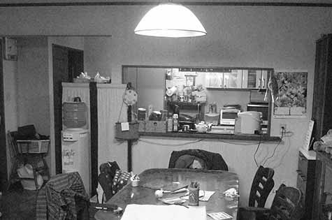 リフォーム前の閉鎖的なキッチンの写真
