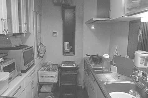 リフォーム前の閉鎖的なキッチン空間の写真